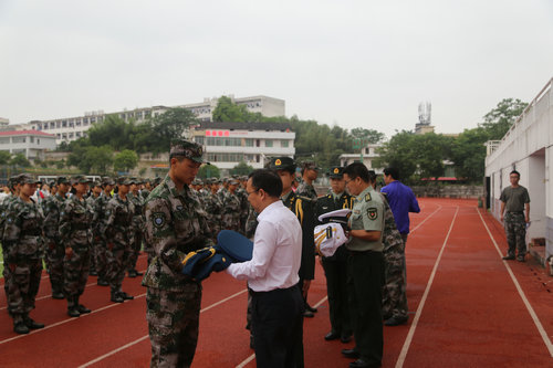 我院舉行第四屆國(guó)防教育教導(dǎo)隊(duì)入隊(duì)授服暨征兵宣傳啟動(dòng)儀式