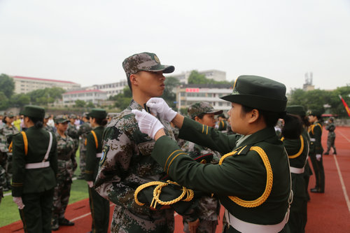 我院舉行第四屆國(guó)防教育教導(dǎo)隊(duì)入隊(duì)授服暨征兵宣傳啟動(dòng)儀式